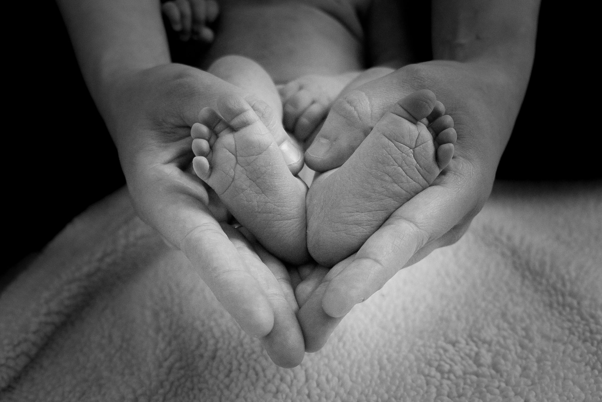 Yeni doğan bir bebeğin minik ayakları